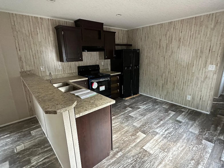 Building Photo - 55009 Hill Rd