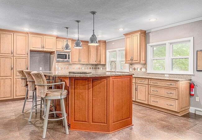 Building Photo - 1205 W Oak Ave