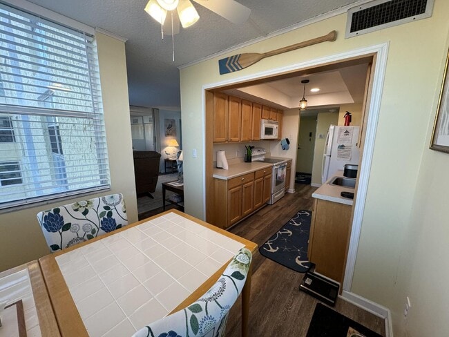 Building Photo - 2 Bedroom 2 Bathroom direct ocean condo