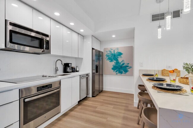 Building Photo - 2602 E Hallandale Beach Blvd