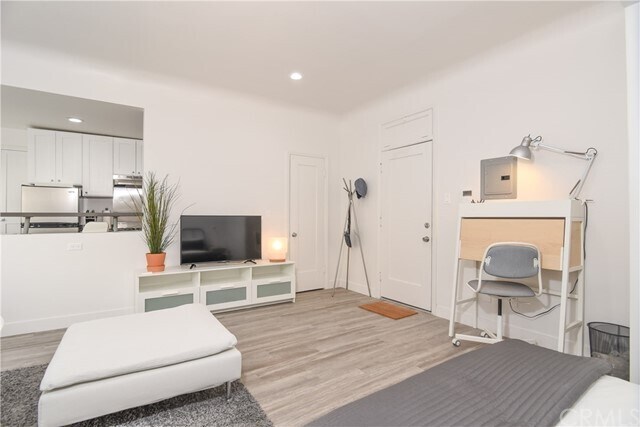 Building Photo - 121 S Elm Dr