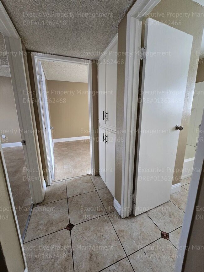 Building Photo - 2 bedroom 1.5 bathroom townhouse