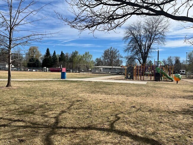 Building Photo - 1044 Winona Cir