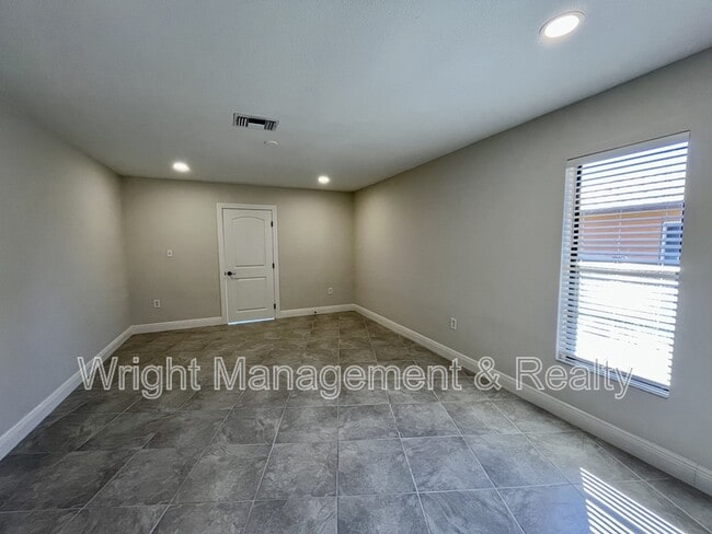 Building Photo - 5008 S Shore Dr