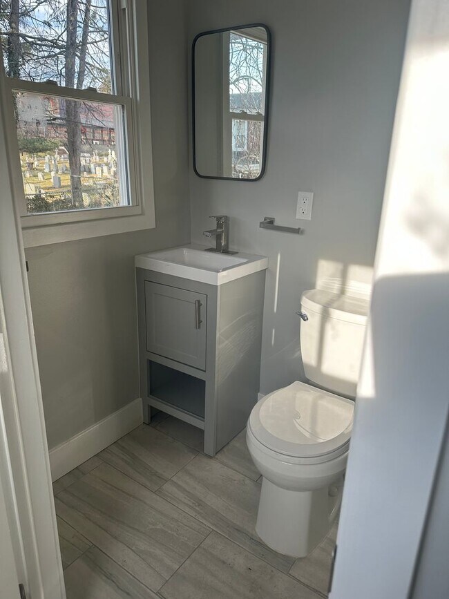 Building Photo - 484 Shurs Ln