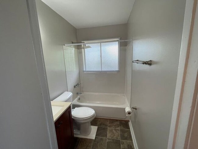 Building Photo - Amazing 3 bedroom 2 bathroom house availab...
