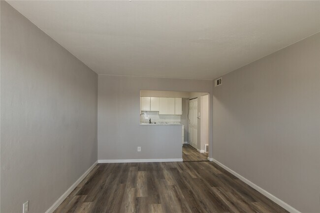 Building Photo - 4770 Kings Dr
