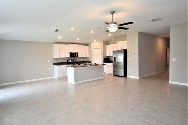 Building Photo - Like New 4 Bedroom Home
