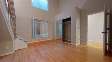 Building Photo - Studio Co-Living Opportunity in the Sunset...