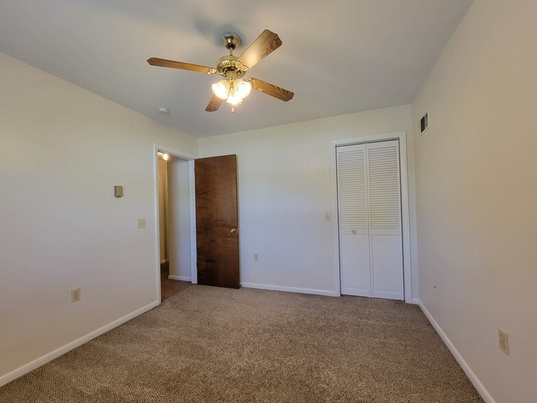 Building Photo - 457 W Main Ave