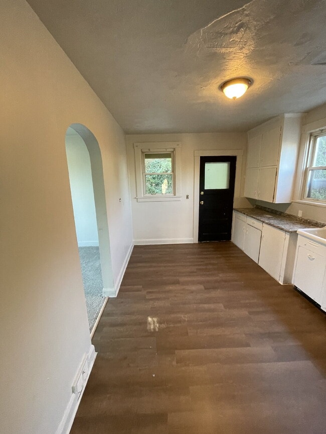 Building Photo - 3 bedroom in quiet part of Clairton Move in Special 50% off 1st months rent!!