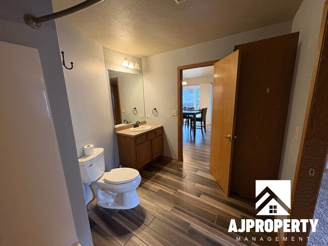 Building Photo - 5509 S Sarmar Ave