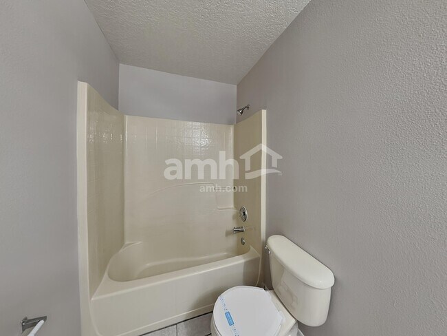 Building Photo - 1921 Knollcrest Dr