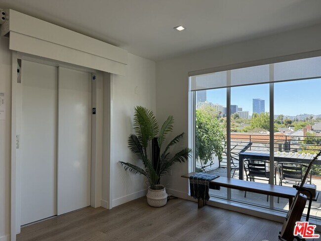 Building Photo - 9842 Vidor Dr