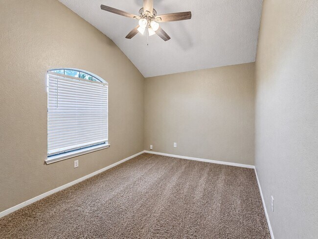 Building Photo - 4-Bedroom Home with Spacious Backyard in Stratford Estates