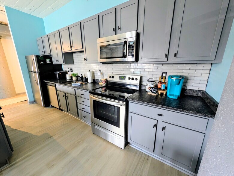 Building Photo - 401 W Shoreline Dr