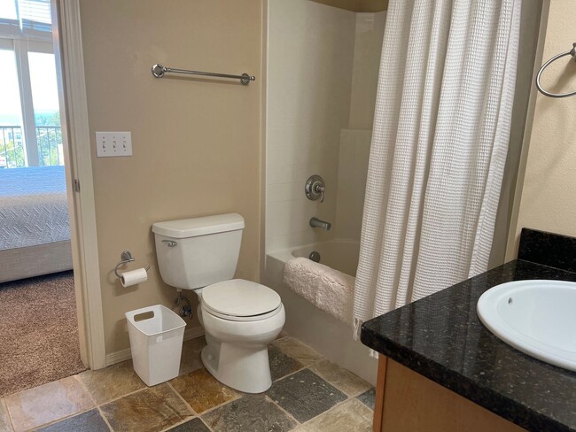 Building Photo - 2 Bed / 2 Bath Bay-View Condo for Rent in ...