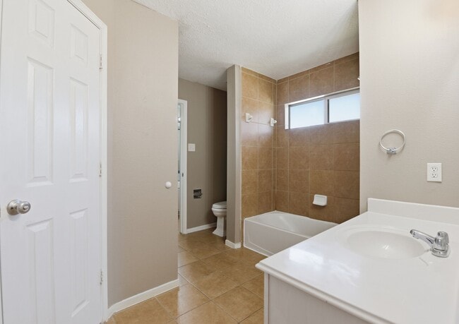 Building Photo - 13902 Oneida Ct