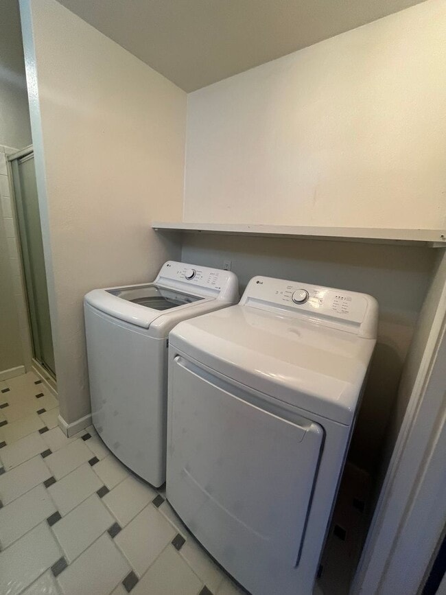 Building Photo - 2-Bedroom 2-Bathroom Condo POOL, HOT TUB and GYM included