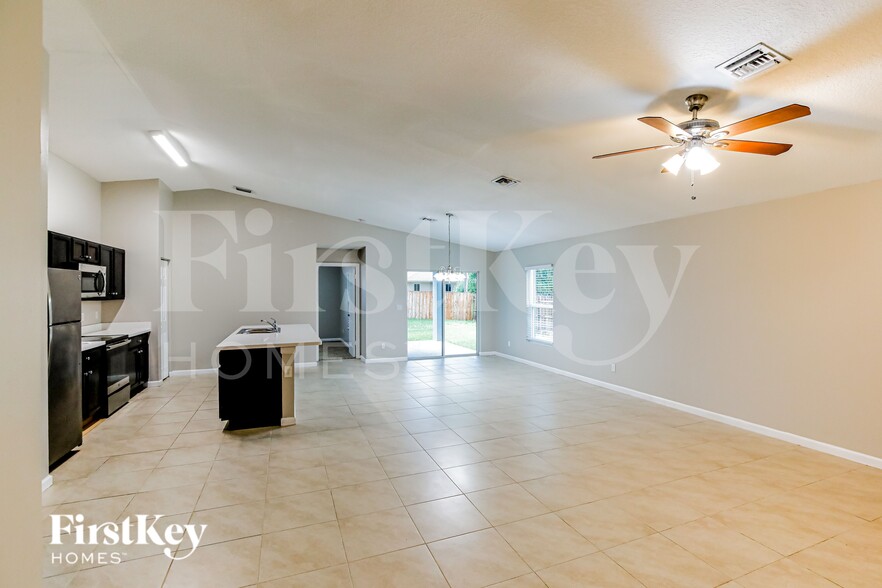 Building Photo - 931 SE Thornhill Dr