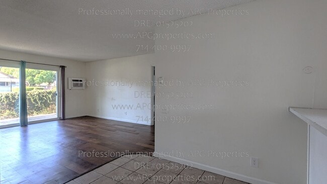 Building Photo - 1850 W Greenleaf Ave