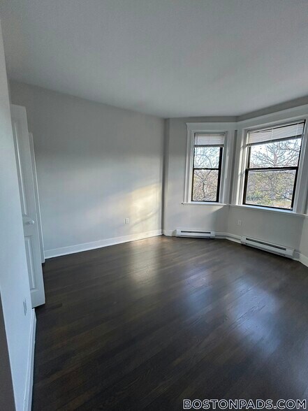 Building Photo - 77 Park Dr