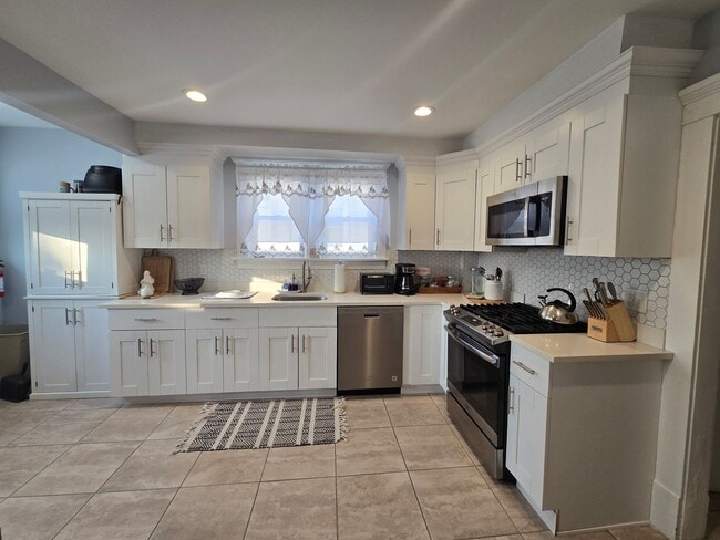 Building Photo - Spacious, meticulously renovated single family: 2-bedroom, 2 full bathroom & finished basement an...