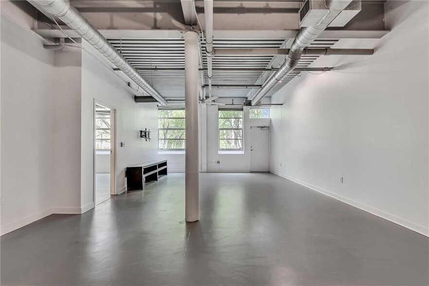 Building Photo - 400 Village Pkwy