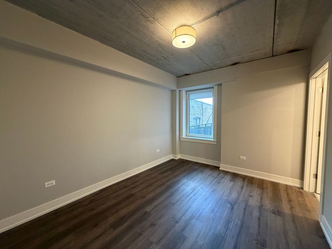 Building Photo - 952 W Carmen Ave