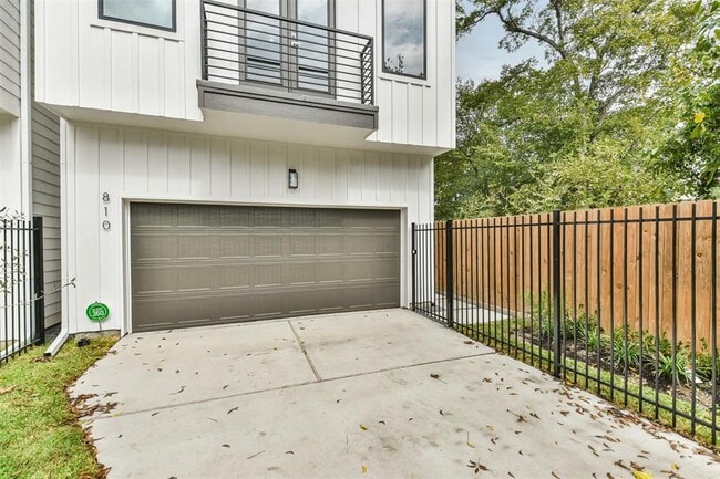 Building Photo - 810 Mansfield St