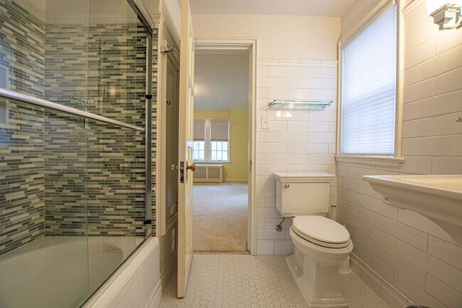 Building Photo - Gorgeous 5 Bedroom / 4.5 Bath Home located right off Happy Hollow Blvd!