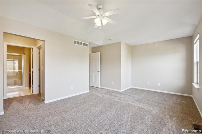 Building Photo - 22021 Parkview Dr