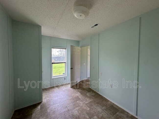 Building Photo - 8086 Heck Dr