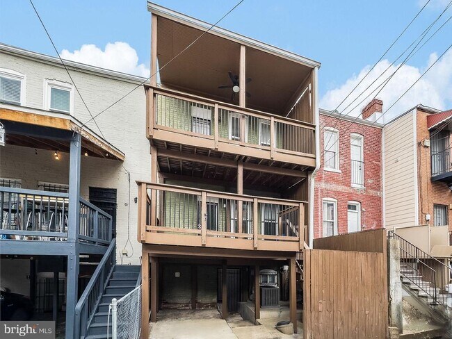 Building Photo - 27 Todd Pl NE