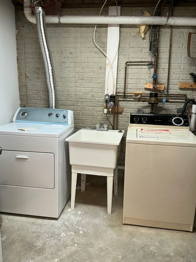 Building Photo - Very well maintained 3 bedroom 2 full 1 half bath town home located in the desired Stonebridge Co...