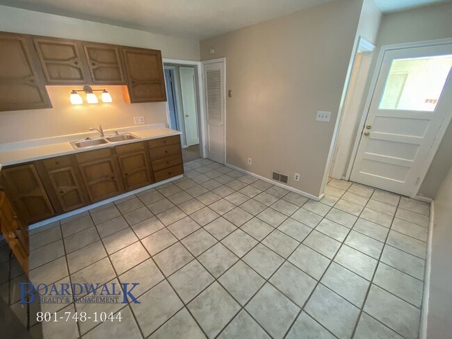 Building Photo - Charming 3 Bed 2 Bath Home in Holladay wit...