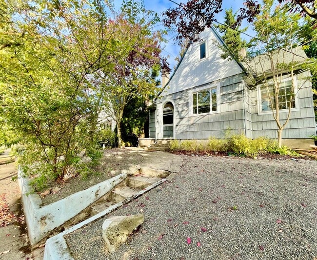 Building Photo - Upgraded 3bd/2bath Laurelhurst Home w/ Pri...