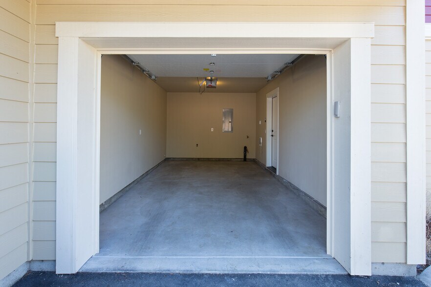 Building Photo - 915 SW 10th St