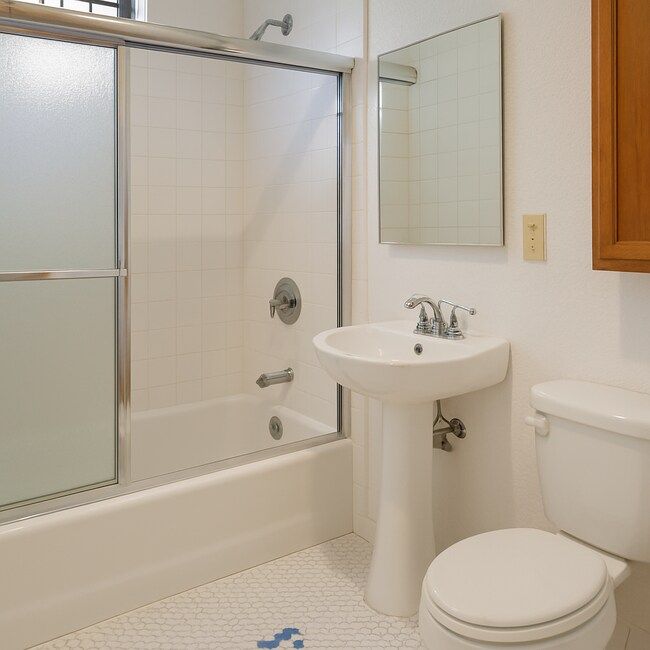 Building Photo - Charming, Classic, Golden Hill ~ 750 sqft ...