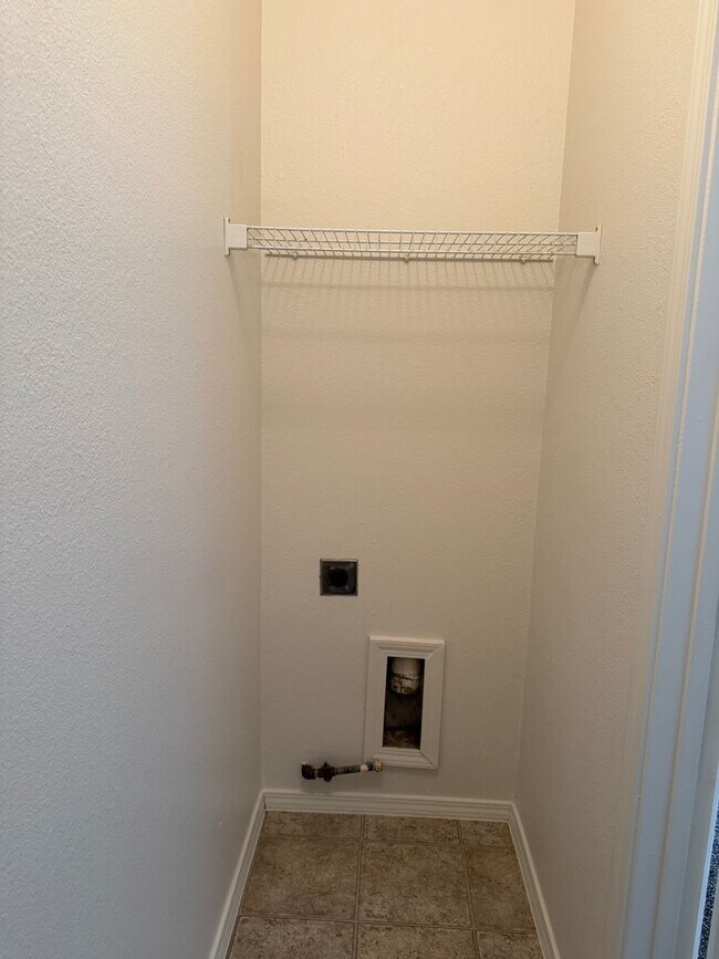 Building Photo - Beautiful 3 Bedroom, 2 Bath Within Walking...