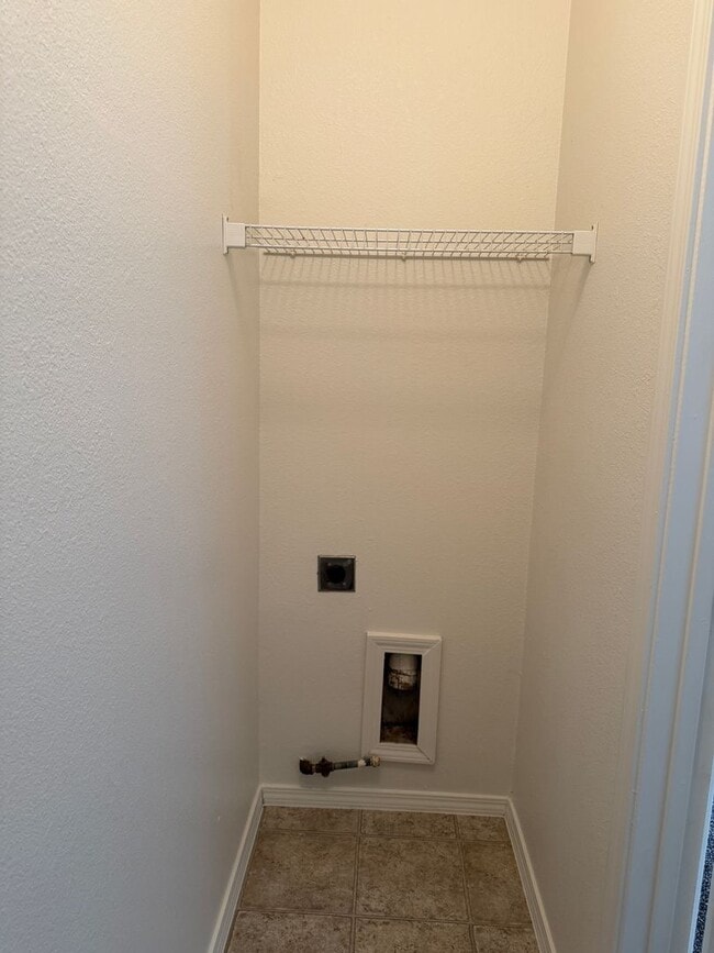 Building Photo - Beautiful 3 Bedroom, 2 Bath Within Walking Distance to RUST Medical!