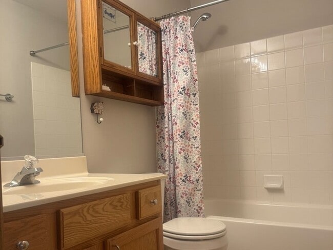 Building Photo - 572 Jennifer Cir