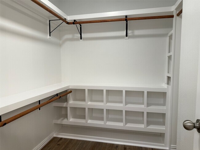 Building Photo - 958 Oak Glen Dr