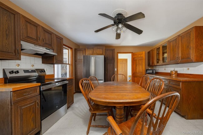 Building Photo - 123 Brush Hill Rd