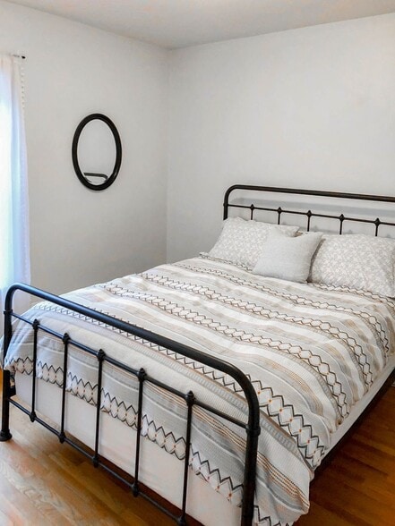 Building Photo - 4857 N Paulina St