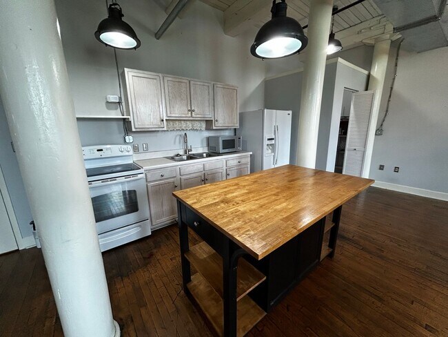 Building Photo - Riverviews 1 Bedroom with Exposed Brick, Hardwood Floors