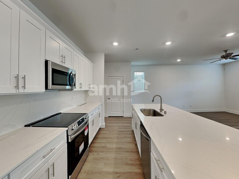 Building Photo - 6449 Marthas Vineyard Ave