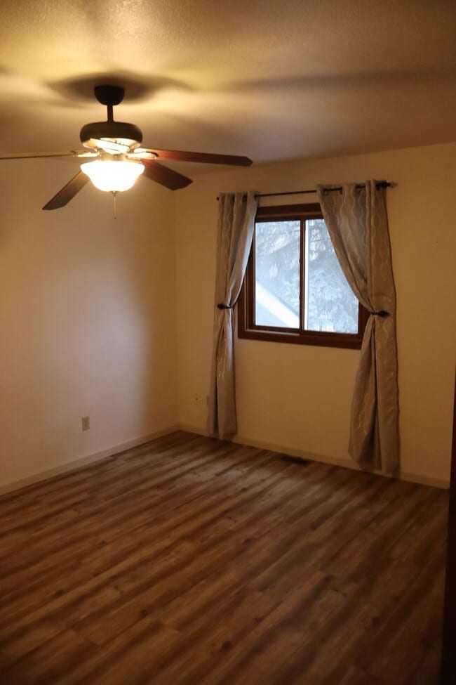 Building Photo - Quiet neighbor Home