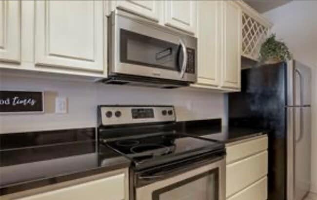 Building Photo - 3 bed, 3 bath, furnished condominium available now