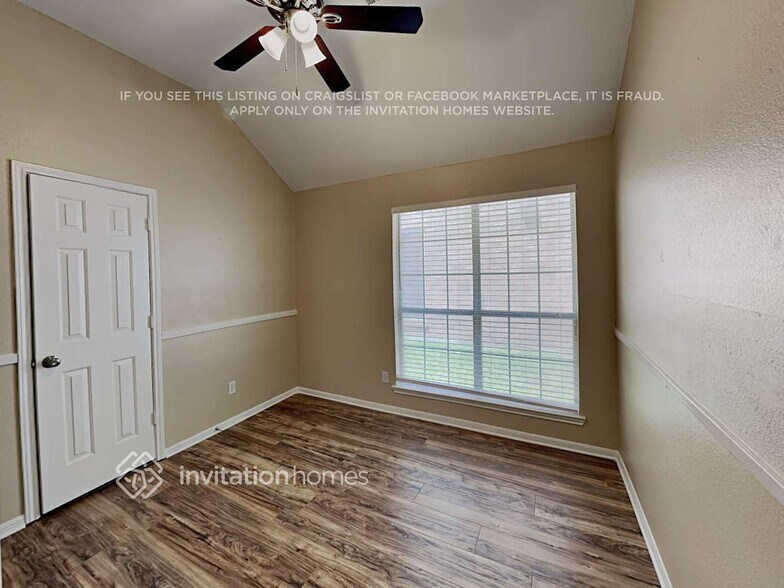 Building Photo - 1046 Essex Dr